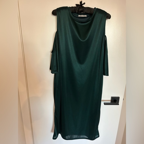 Emerald green cold shoulder dress - Picture 1 of 3